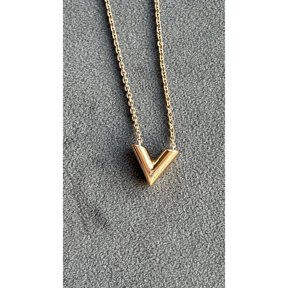 LOUIS VUITTON Essential V Gold Necklace LV Pendant - Picture 4 of 7